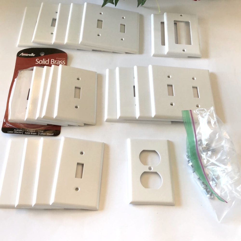 Outlet Wall Plates and Screws 30 pieces.